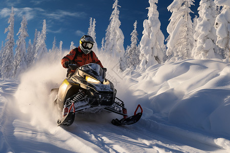 男人驾驶雪地越野摩托图片