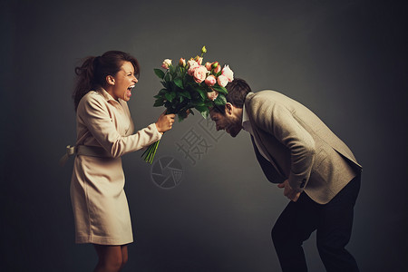 丈夫送花给妻子图片