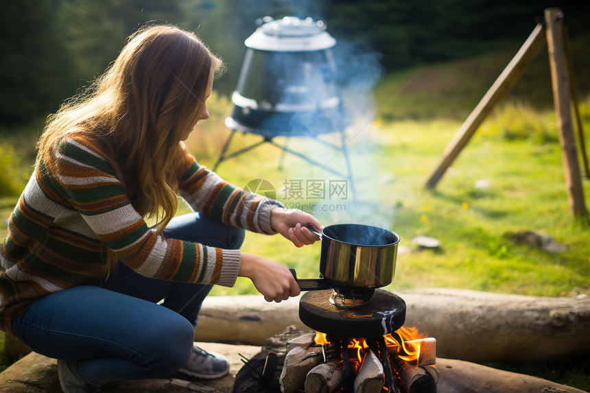 森林露营做饭的女子图片