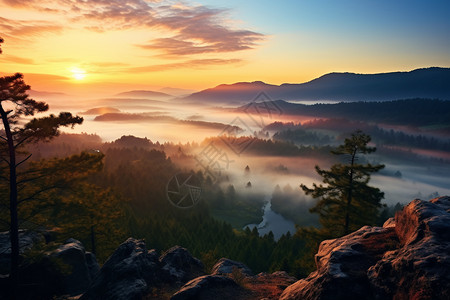 日出被迷雾笼罩的山间景观高清图片