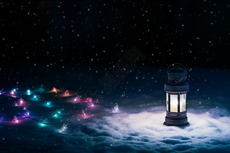 户外雪地上的圣诞节彩灯装饰图片
