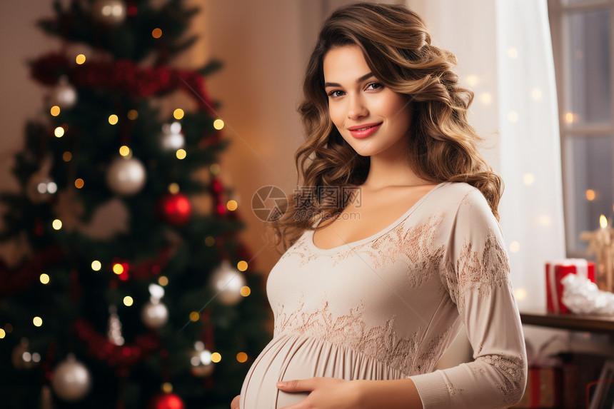 圣诞树旁的孕妇图片
