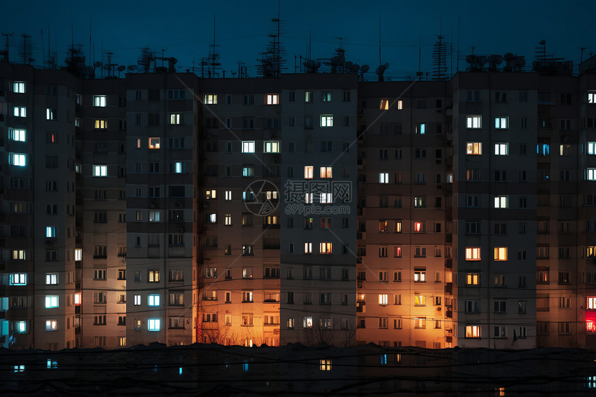 夜晚城市拥挤的住宅居民楼图片