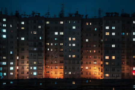 夜晚城市拥挤的住宅居民楼背景图片