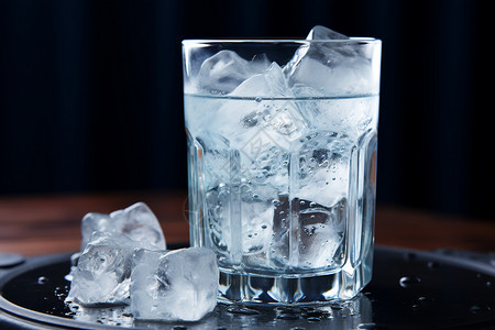 玻璃杯中的冰块和饮用水图片