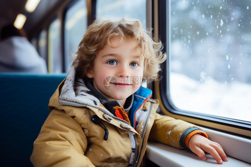 冬天坐火车的小男孩图片