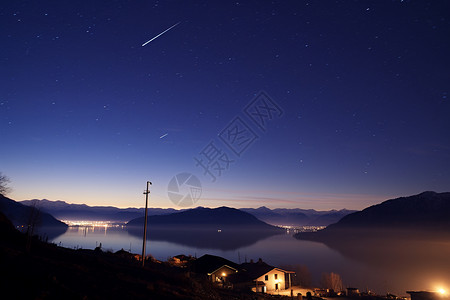 夜空流星湖反射夜晚山间天空的美丽景观背景