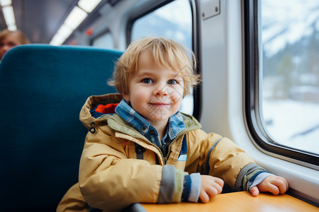 度假坐火车的小男孩背景图片