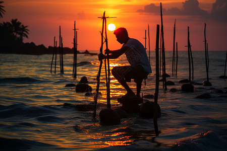海里劳作的渔民图片