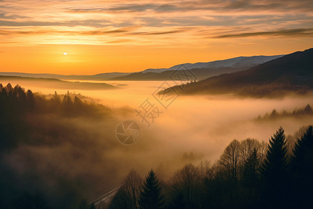 山脉中烟雾缭绕的晨曦景色背景图片