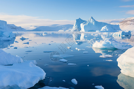 冰山群漂浮水中图片