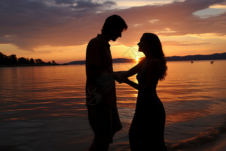 夕阳海滩上的一对恋人图片
