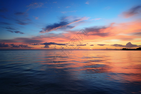 夕阳余晖下的海上云彩图片
