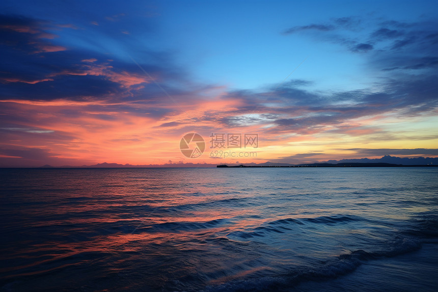 夏季日落时海洋的美丽景观图片