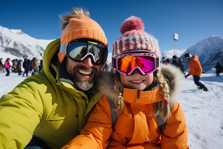 雪山中陪伴孩子滑雪的父亲图片