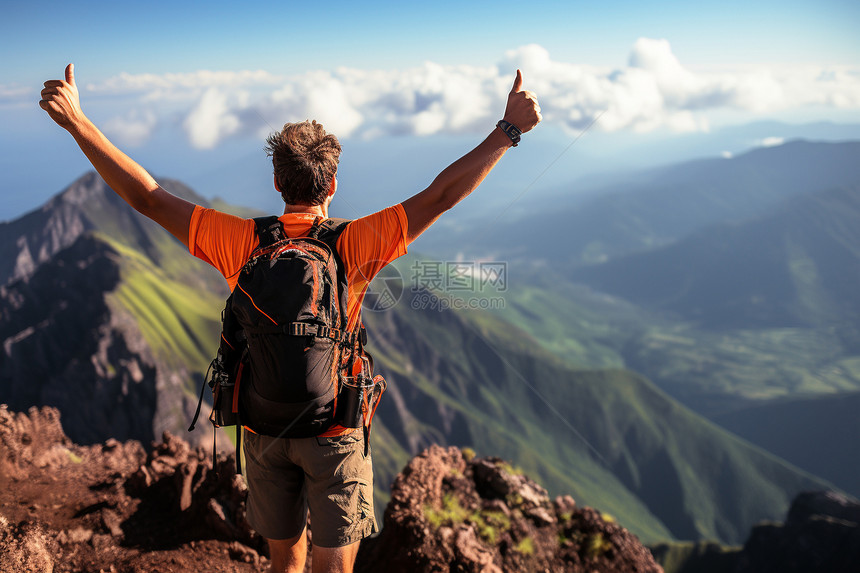 山间的徒步旅行者图片