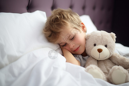 卧室床上熟睡的小男孩图片