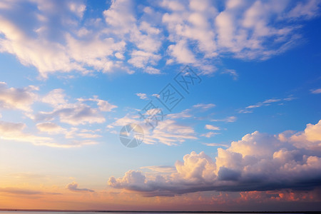 夏季海洋落日时的美丽景观图片