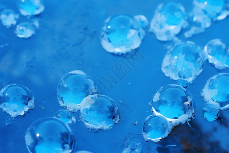 冷冻水表面蓝色背景上的水泡设计图片