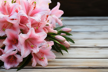 桌子上的粉色花卉图片