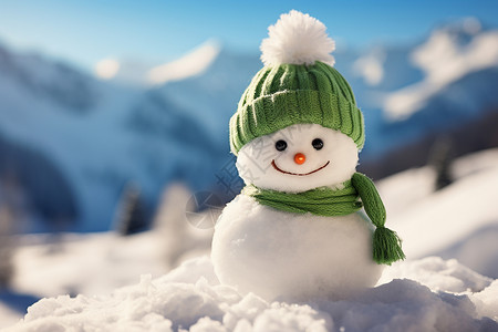 绿色帽子的雪人雪山中带着帽子的雪人背景