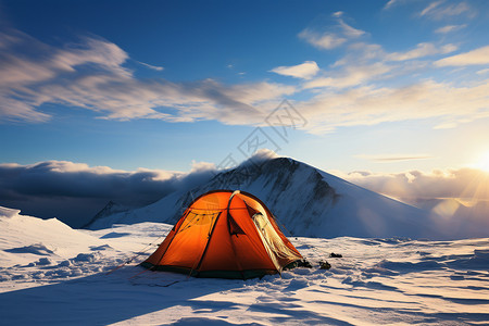 冬天雪山中露营的帐篷图片