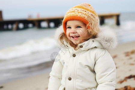 冬季沙滩上开心的女孩图片