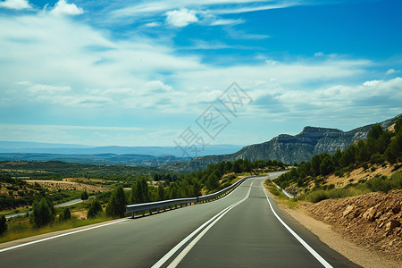 夏季山谷中的盘山公路背景图片