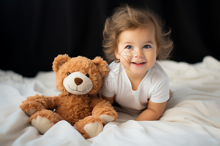 幸福的婴儿抱着小熊图片