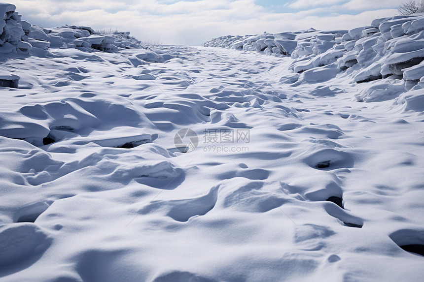 白雪覆盖的雪山景观图片