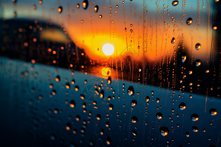 下雨天挂满雨滴的玻璃高清图片