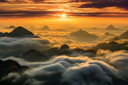 迷雾笼罩的山脉景观图片