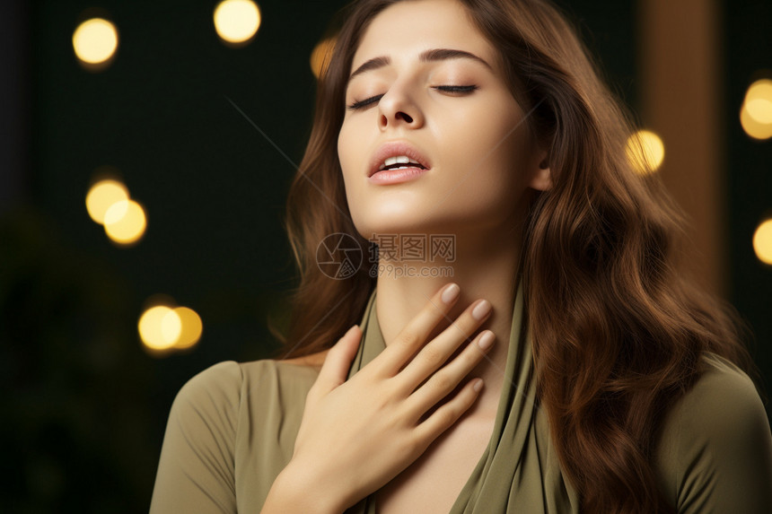 喉咙生病的女人图片