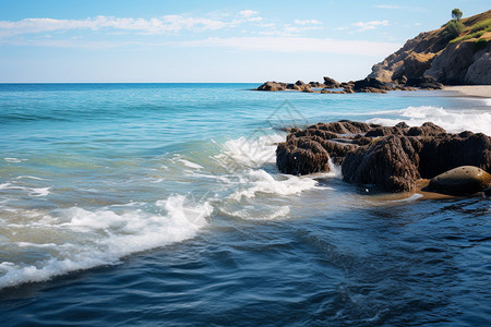 海浪拍打岸边的海滩图片