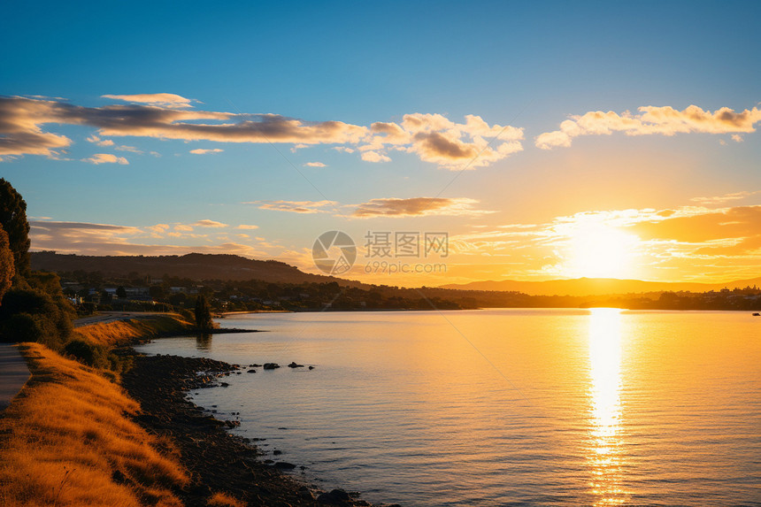 夏季海洋上夕阳的美丽景观图片