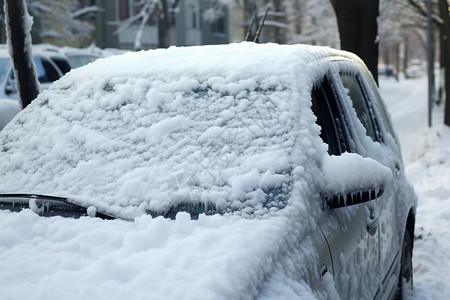 冬季城市道路上白雪皑皑的汽车图片