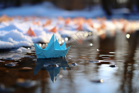 冰湖上漂浮的蓝色折纸船图片