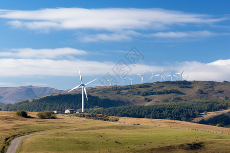 森林山脉中的风力发电涡轮机图片