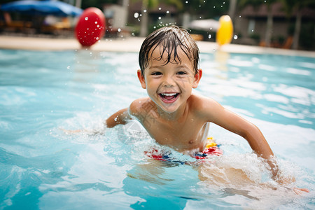 夏季游泳池中玩耍的小男孩图片