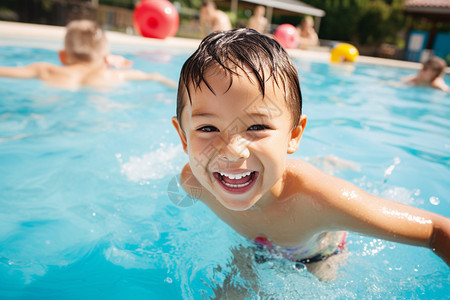 夏日畅游在游泳池中的小男孩背景图片