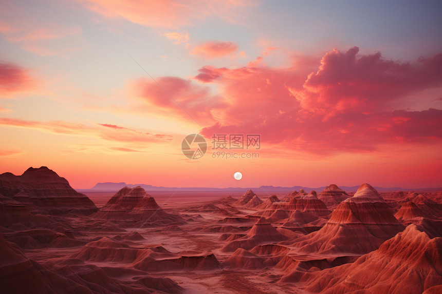 夕阳余晖下的神秘沙漠图片