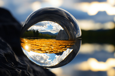 水溅出来玻璃球折射出来的美景设计图片