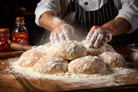 手放面包上的厨师图片