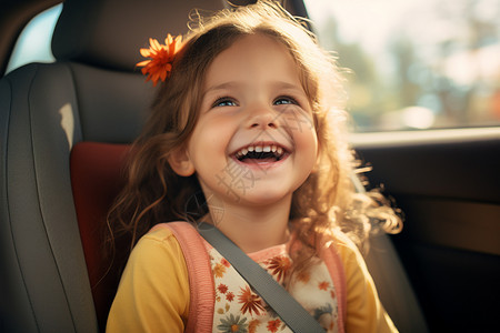 女孩系着安全带坐在汽车座椅上图片