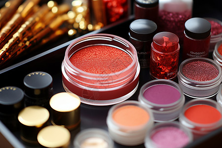 各种颜色的眼影桌子上的各种化妆品背景