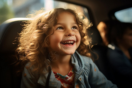 小女孩在车内高兴的笑着图片