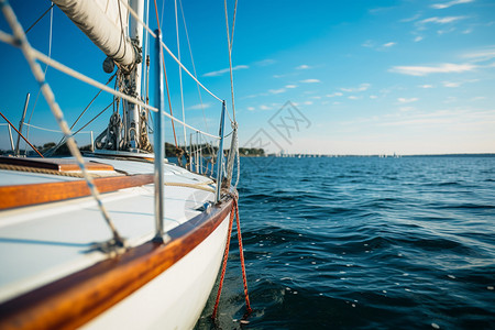 大海风帆湖边的风帆划破湛蓝的天空背景