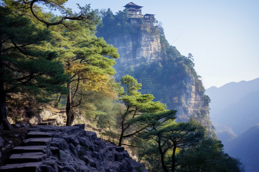 山顶孤独的古代建筑图片