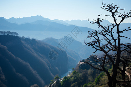 薄雾弥漫的山脉景观背景图片