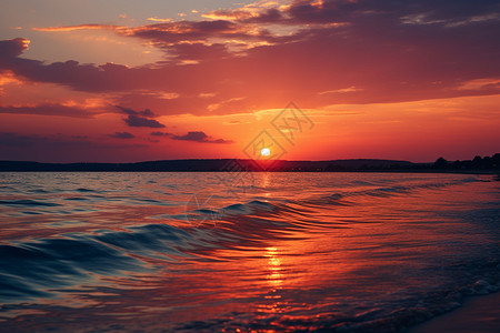 夏季黄昏下的海面图片